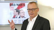 «Krone»-Chefredaktor Klaus Herrmann in seinem Büro in Wien. Hinter ihm die Frontseite der Sonntagsausgabe. (Bild: Kronen Zeitung/Reinhard Holl)