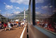 Jugendliche steigen in Airolo aus dem Zug. (Bild: Keystone)