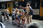 Eine Lehrerin sammelt ihre Schülerinnen und Schüler auf dem Perron im Bahnhof Olten (Bild: Keystone)