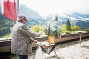 Malen unter freiem Himmel: Vladimir Nazarenko ist einer von sieben Künstlergästen aus Russland, die in Engelberg zehn Tage lang die Landschaft abbilden. (Bild: Manuela Jans-Koch, Engelberg, 22. Mai 2019)