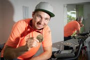 Seine neuste Errungenschaft aus der Traumsaison: Die Goldmedaille im Riesenslalom bei den Schweizer Meisterschaften.