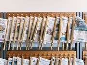 Die Werbeeinnahmen der Zeitungen und Zeitschriften sind im vergangenen Jahr erneut gesunken. (Bild: KEYSTONE/CHRISTIAN BEUTLER)