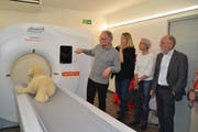 Daniel und Carla Leutenegger erklären den Genossenschaftern Tierklinik und Tierheim Nesslau die Funktion der Computertomografie. (Bild: Adi Lippuner)
