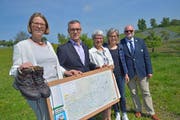 Jolanda Eichenberger, der Rokj-Delegierte Roman Brülisauer, die beiden Projekt-Patinnen Brigitte Kaufmann und Gabi Badertscher sowie Toni Kempf, Präsident des Rotary-Clubs Oberthurgau. (Bild: Mario Testa)