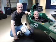 Mike Danner und sein Bruder Simon (im Cockpit des Simulators). Bild: Thomas Renggli (Cham, 20. April 2019)