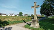 Stand einst an einem ganz anderen Ort: das grosse neugotische Wegkreuz am Fussweg zum Hof Erli in Steinhausen. (Bild: Andreas Faessler, 24. Mai 2019)