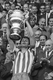 St.Gallens Captain Kurt Grünig präsentiert den Anhängern den Pokal. (Bild: Keystone)