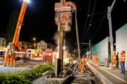 Die Spundwände werden eingerammt. (Bild: Rudolf Hirtl)
