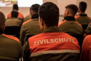 Zivilschützer in der Einsatzbesprechung. Bild: Thi My Lien Nguyen