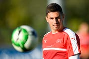 Der Wiler Fabian Schär gibt vor dem Spiel eine Autogrammstunde. (KEYSTONE)