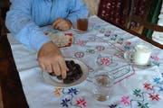 Nach Sonnenuntergang feiern gläubige Muslime das Fastenbrechen mit Wasser, Milch, Tee, Brot und Datteln. (Bild: Nana Do Carmo)