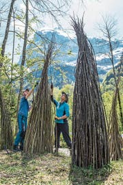 Die Land-Art-Künstlerin Vera Dzubiella (rechts) und ihr Sohn Aurel Fischer gestalten ihr Kunstwerk aus Ästen. (Bild: Dominik Wunderli, Engelberg, 23. Mai 2019)