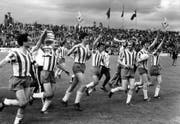 Samt Pokal: Die Spieler des FC St.Gallen auf ihrer Ehrenrunde nach dem gewonnenen Cupspiel. (Archivbild: Keystone)