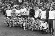 Stolze Cupsieger: Die St.Galler Spieler und Betreuer nach dem Triumph. (Bild: Keystone)
