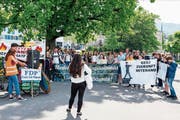 Rund 80 überwiegend jugendliche Personen nahmen am Klimastreik in der Stadt Zug teil. (Bild: PD)