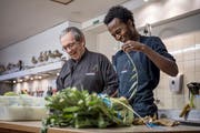 Meron hat allen Grund zum Lachen: Der junge Eritreer darf in der Schweiz bleiben. (Bild: Pius Amrein, Meggen, 6. Dezember 2018)