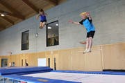Nadia Signer und Tim Langenauer springen sicherheitshalber nicht im gleichen Rhythmus. (Bild: Yann Lengacher)
