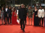 Regisseur Abdellatif Kechiche und seine Darsteller feiern die Premiere des Films «Mektoub, My Love: Intermezzo» in Cannes. (AP Photo/Petros Giannakouris) (Bild: KEYSTONE/AP/PETROS GIANNAKOURIS)