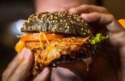 Das beliebte Burgerrestaurant kehrt zurück in die Hafenstadt - ins ehemalige Café Schnell an der Hafenmeile. (Bild: Michel Canonica)