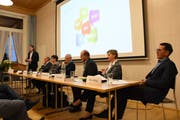 Sie standen an drei Abenden der Bevölkerung Red und Antwort (von links): Christian Gertsch (GP Hemberg), Werner Raschle (SRP Schule Oberes Neckertal), Elsbeth Roth (SRP Primarschule Hemberg), Rudolf Mäder (SRP Schule Neckertal), Bruno Schaible (Amt für Gemeinden, Kanton St. Gallen), Vreni Wild (GP Neckertal) sowie Toni Hässig (GP Oberhelfenschwil). (Bild: Urs M. Hemm)