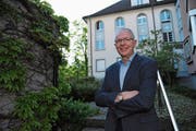 Stefan Flury vor dem Gebäude der Baudirektion. Der Bauingenieur hat zahlreiche Grossprojekt geprägt (Bild: Urs Hanhart, Altdorf, 16. Mai 2019)