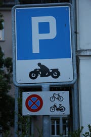 Die Signalisation auf dem Zweirad-Parkplatz an der Lagerstrasse ist klar.