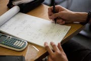 Ein Schüler löst Mathematik-Aufgaben auf einem Papier. (Symbolbild: Christian Beutler / Keystone)