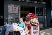 Nähen vor dem Eingang des St.Galler Rathauses.