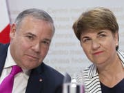 Verteidigungsministerin Viola Amherd und Nachrichtendienstchef Jean-Philippe Gaudin warnen vor gewaltbereiten Rechts- und Linksextremen. Der Nachrichtendienst möchte mehr Möglichkeiten, um diese zu überwachen. (Bild: KEYSTONE/PETER KLAUNZER)