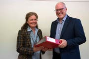 Übergabe: Gaby J. Müller übernimmt das Gemeindepräsidium und somit auch die Unterlagen von Willi Hartmann. (Bild: Andreas Taverner)