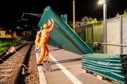 Die Lärmschutzwände werden aufgepumpt und aufgestellt. (Bild: Rudolf Hirtl)