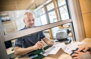 Der deutsche Zollbeamte Stefan Teufel stempelt am Autobahnzoll Kreuzlingen/Konstanz Ausfuhrscheine ab. (Bild: Andrea Stalder)