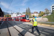 Bei einer Tunnellösung würde der Bahnhof Teufen tiefer gelegt und die Züge würden aus dem Ortsbild verschwinden. Bild: Ralph Ribi