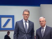 Verwaltungsratspräsident der Deutschen Bank, Paul Achleitner, (rechts) und Deutsche-Bank-Konzernchef Christian Sewing (links) können das Ruder bei dem strauchelnden Geldinstitut nicht herumreissen. (Bild: KEYSTONE/EPA/THORSTEN WAGNER)