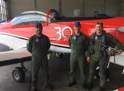 Maurice «Moe» Mattle und Piloten vom PC-7-TEAM vor ihrem Arbeitsgerät. (Bild: Janick Wetterwald/Luzerner Zeitung, Emmen, 25. Mai 2019)