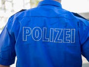 Ein Unfall eines E-Trottinetts mit einem Tram hat am Freitagabend in Basel zwei Verletzte gefordert. (Bild: KEYSTONE/GEORGIOS KEFALAS)