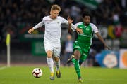 Zürichs Becir Omeragic (links) gegen St.Gallens Majeed Ashimeru. In der Schlussphase vergibt Ashimeru eine hochkarätige Torchance. (Bild: Christian Merz/KEY)