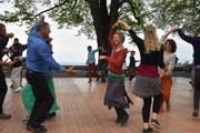 Das einheimische Duo Sol do animiert das Publikum auf dem Heidler Dunantplatz zum Tanzen. (Bilder: Mea McGhee)