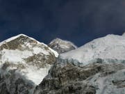 Der «Stau» von Rekordhungrigen auf dem höchsten Gipfel der Welt gilt als einer der Gründe, warum sich die Todesfälle unter Bergsteigern am Mount Everest häufen. (Bild: KEYSTONE/AP/TASHI SHERPA)