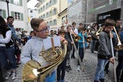 Die jungen Musikanten waren mit vollem Einsatz beim «Flashmob» dabei. (Bild: Urs Hanhart, Altdorf, 25. Mai 2019)