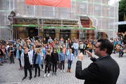 Musikschulleiter Philipp Gisler dirigierte am Samstagmorgen die rund 160 Sänger und Musikanten. (Bild: Urs Hanhart, Altdorf, 25. Mai 2019)