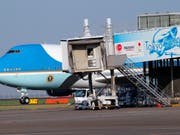 Die Air Force One mit US-Präsident Donald Trump an Bord ist am Samstagmorgen in Tokio gelandet. (AP Photo/Koji Sasahara, Pool) (Bild: KEYSTONE/Pool AP/KOJI SASAHARA)