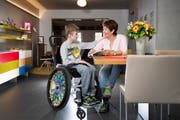 Monika Hasler und ihr Sohn Leander in ihrem Haus in Bütschwil SG. (Bild: Urs Bucher, 24. Mai 2019)