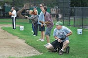 Mädchen spielen Softball – unter den wachsamen Augen der Eltern im US-Ort Milton. (Bild: Pat Greenhouse/Globe Staff)