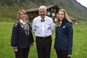 Von links: OK-Präsidentin Monika Arnold, das älteste Aktivmitglied, Felix Gisler, und OK-Mitglied Nicole Herger präsentieren die neuen Kleider. (Bild: Georg Epp, Unterschächen, 25. Mai 2019).