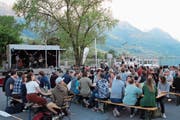 Die Besucher geniessen das «Sound am See» am Sarnersee. (Bild: Marion Wannemacher, Sarnen, 24. Mai 2019)