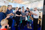 Auch einige Parteien - hier die FDP - sind mit einem Stand vor Ort. (Bild: Donato Caspari)