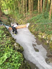 Die Feuerwehr Bischofszell im Einsatz. Zum Schutz von Fischen und der Natur wurde eine Bachsperre errichtet. (Bild: Kapo TG)