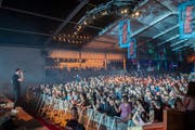 Viele Hits und Ohrwürmer: Der deutsche Popsänger Nico Santos war am Freitagabend der erste Headliner. (Bild: Urs Bucher)