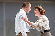 Der Grenzwächter (Nico Raschner) und seine Frau (Johanna Köster) streiten, ob man dem Flüchtling helfen soll. (Bild: Anja Köhler)